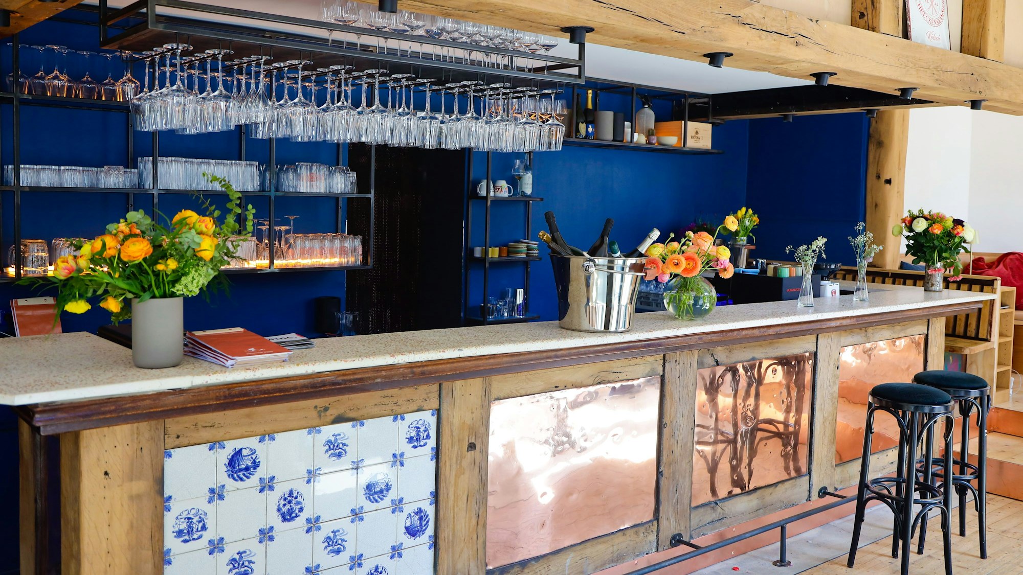 25.04.2023, Köln: Die Weinbar Bedrouille eröffnet.