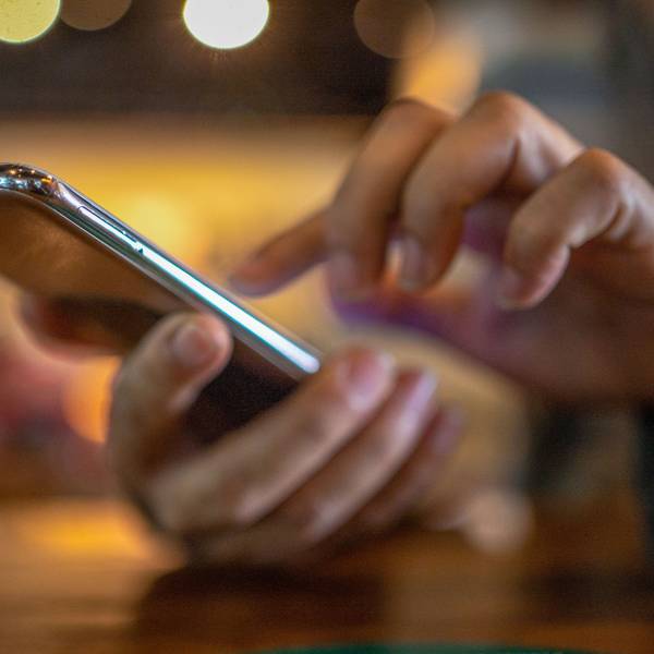 Per Facebook-Messenger hatte der Kölner das Nacktfoto seiner Geliebten verschickt.