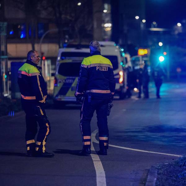 Polizisten sperren in Duisburg vor einem Tatort in einem Fitnessstudio die Strasse. Bei einer Attacke in einem Fitnessstudio in der Duisburger Innenstadt sind am Dienstagabend mehrere Personen schwer verletzt worden.