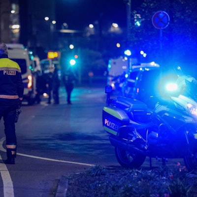 Polizisten sperren in Duisburg vor einem Tatort in einem Fitnessstudio die Strasse. Bei einer Attacke in einem Fitnessstudio in der Duisburger Innenstadt sind am Dienstagabend mehrere Personen schwer verletzt worden.