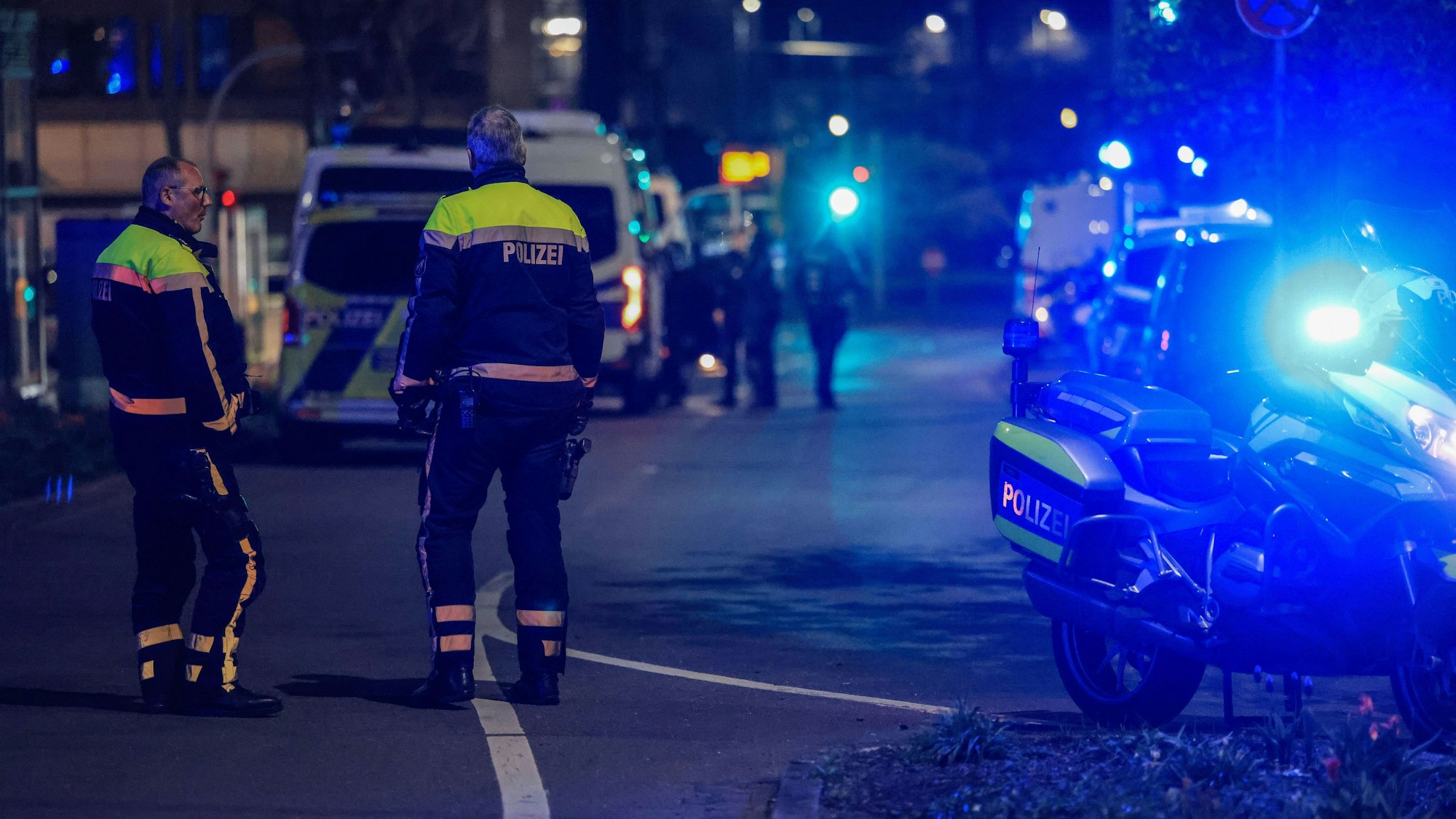 Polizisten sperren in Duisburg vor einem Tatort in einem Fitnessstudio die Strasse. Bei einer Attacke in einem Fitnessstudio in der Duisburger Innenstadt sind am Dienstagabend mehrere Personen schwer verletzt worden.