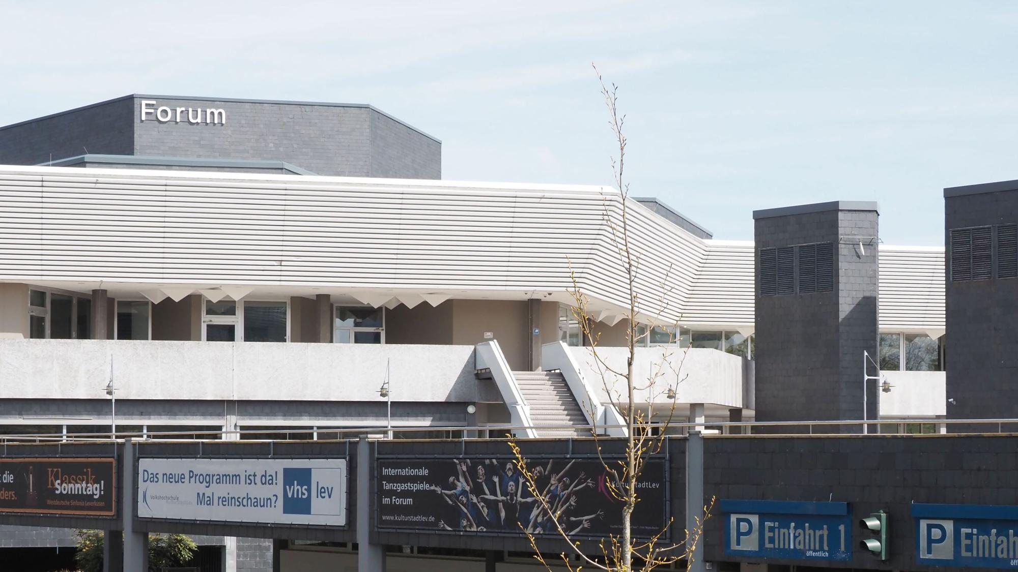 Blick auf das Forum und die Einfahrt zur Tiefgarage