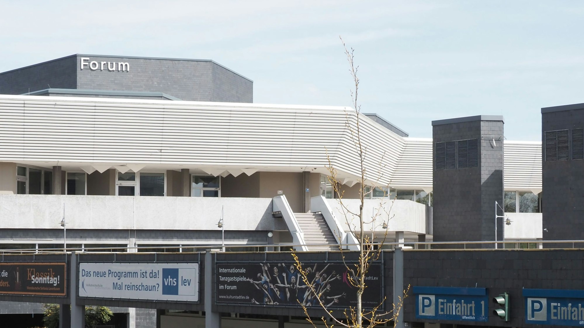 Blick auf das Forum und die Einfahrt zur Tiefgarage