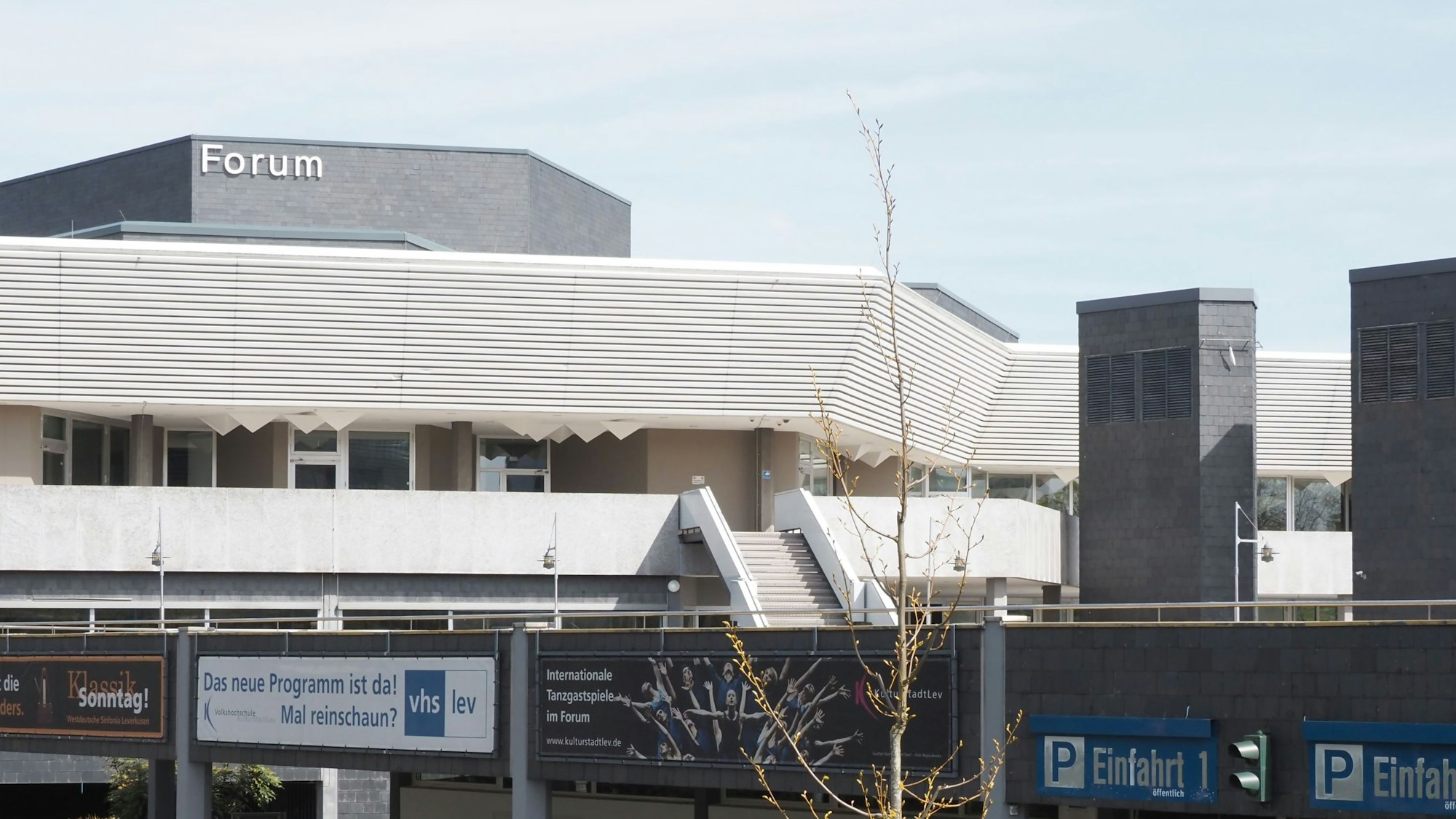 Blick auf das Forum und die Einfahrt zur Tiefgarage