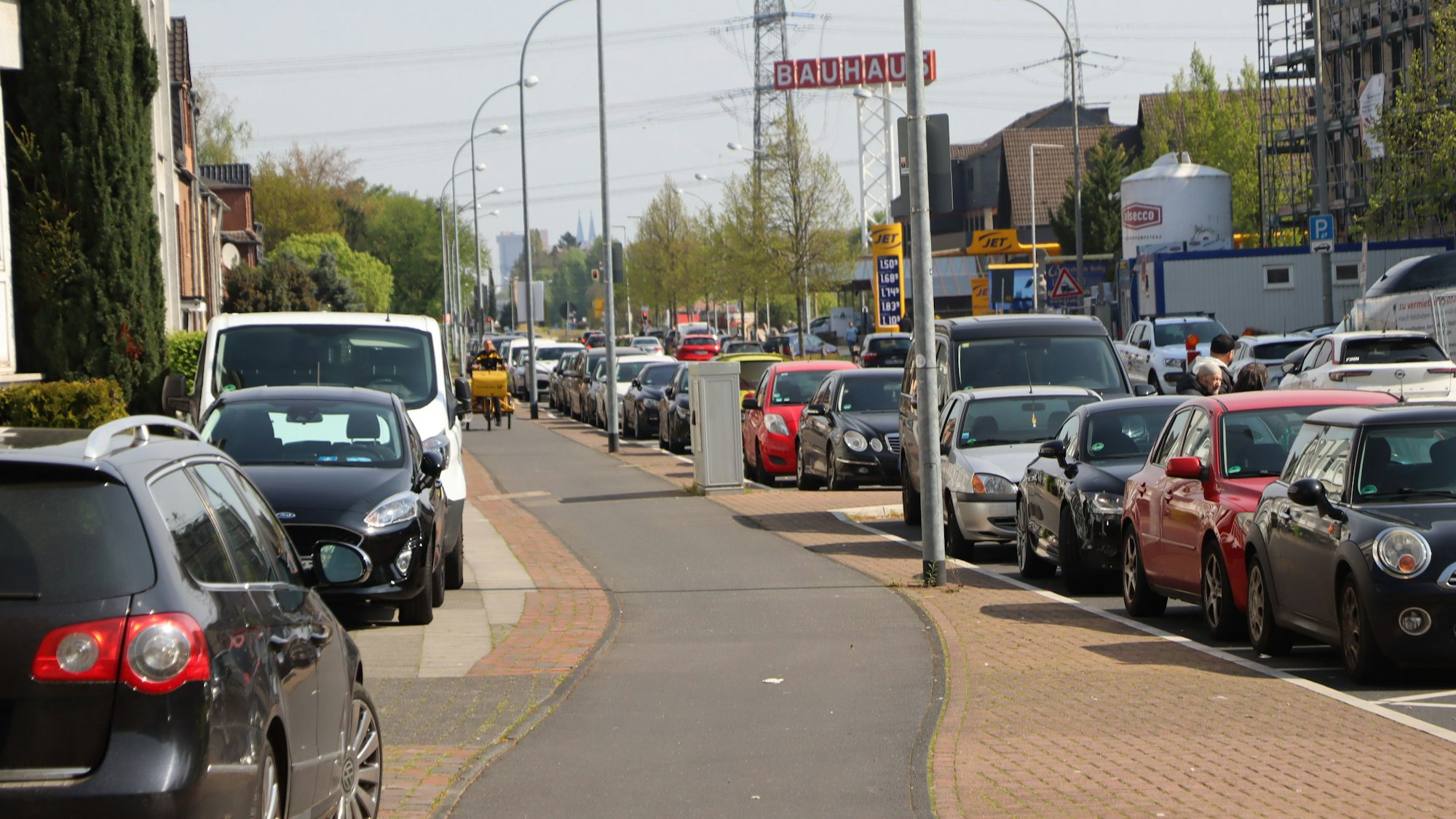 Das Foto zeigt die Luxemburger Straße in Hürth. Sie war schon am frühen Morgen zugeparkt.