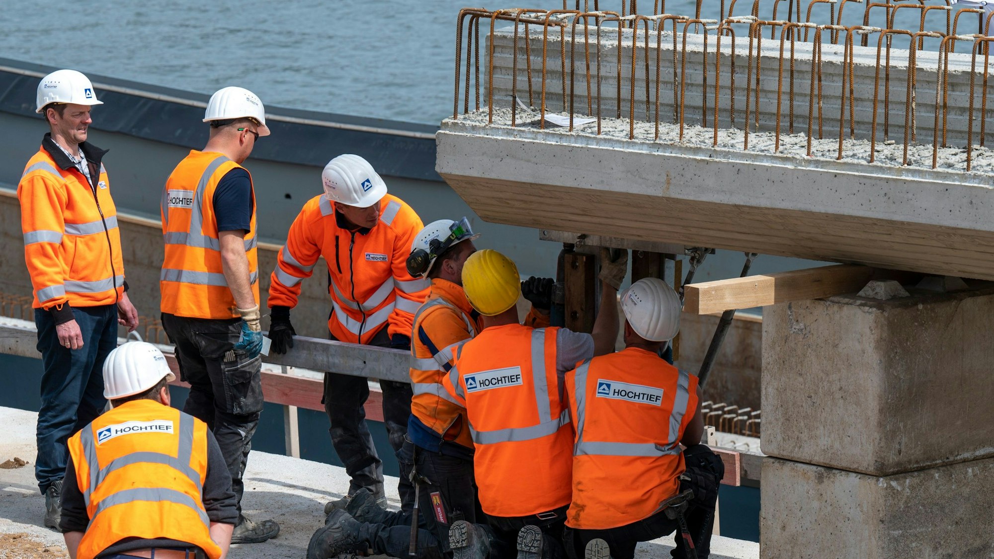 Am Altstadtufer werden Betonteile von einem Schiff geladen.