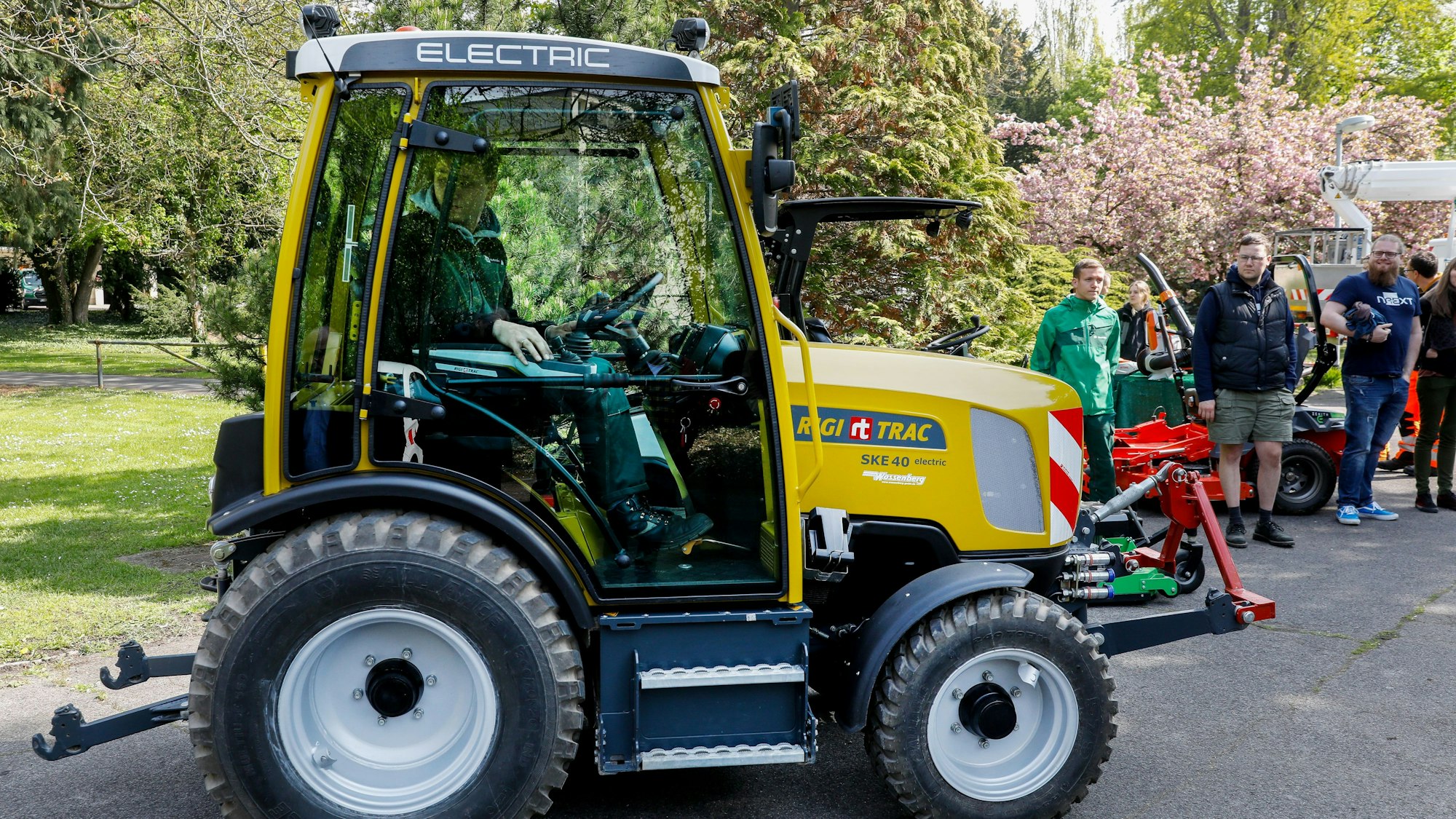 Bei einer Pressekonferenz stellt ein Mitarbeiter der Grünpflege ein elektrisches Fahrzeug vor.