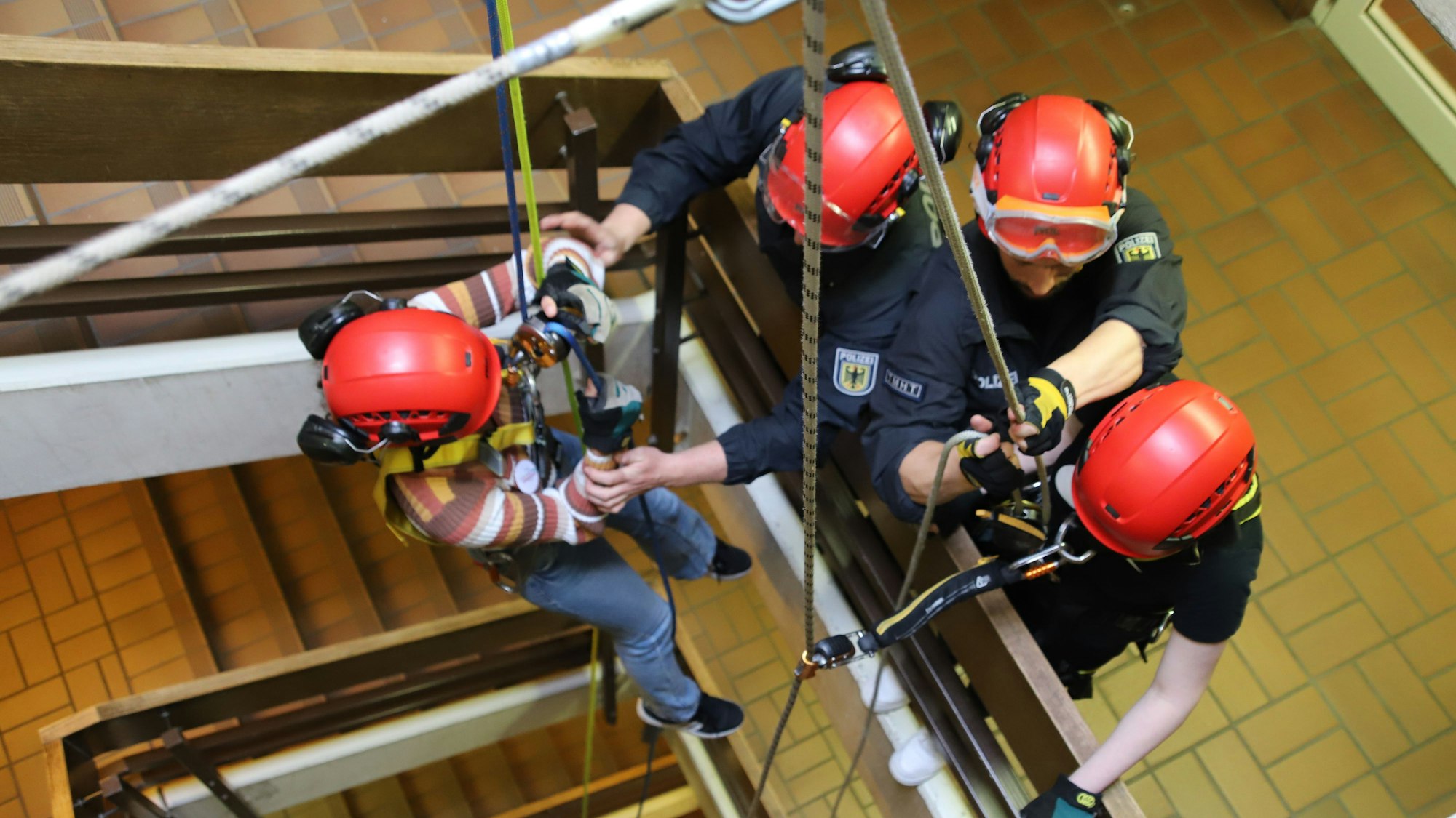 Schülerinnen bei der Bundespolizei.