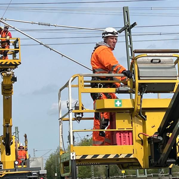 RRX-Baustelle: Bis zu drei Kilometer Oberleitung können an einem Tag montiert werden