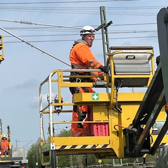 RRX-Baustelle: Bis zu drei Kilometer Oberleitung können an einem Tag montiert werden