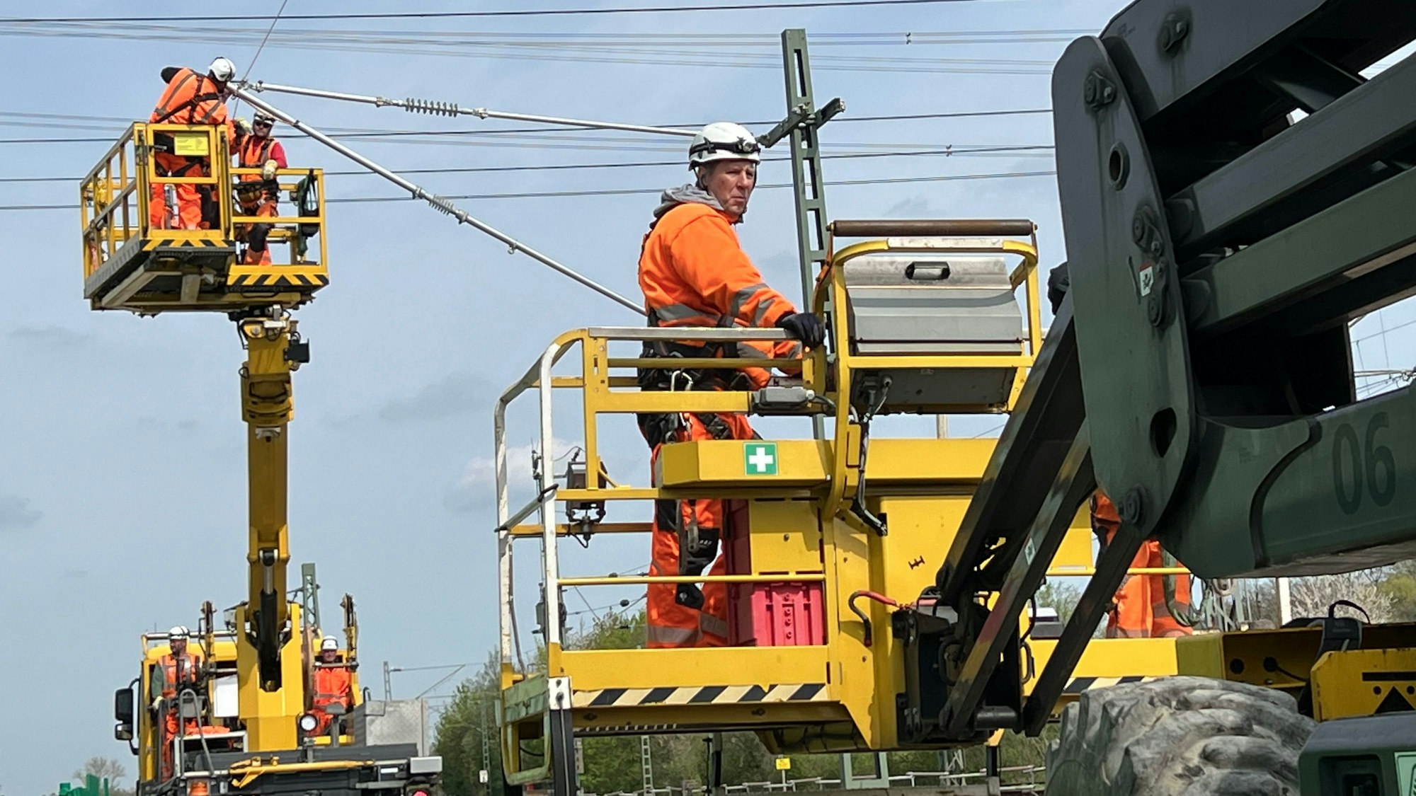 RRX-Baustelle: Bis zu drei Kilometer Oberleitung können an einem Tag montiert werden