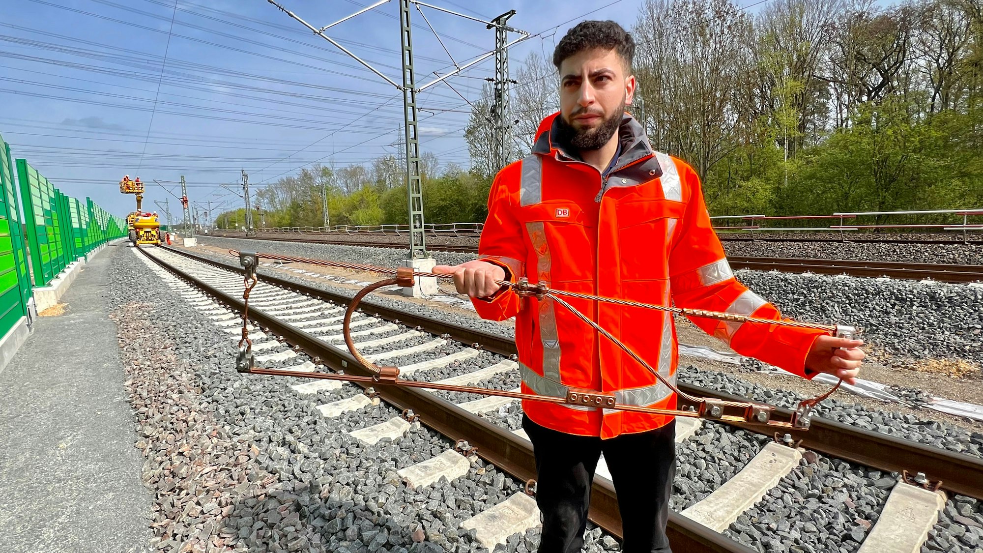 RRX-Baustelle: Projektingenieur Mohamed Mohya erläuert den Aufbau der Oberleitungen an der Baustelle
