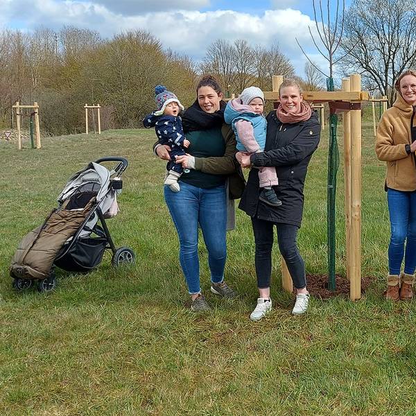 Mehere Familien stehen mit Bürgermeisterin Jennifer Meuren (2.v.r.) auf der Neubürgerbaumwiese.