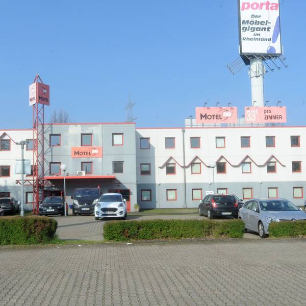 Auf dem Foto ist das Motel 24h an der Europaallee in Frechen zu sehen. Einige Autos sind davor geparkt.