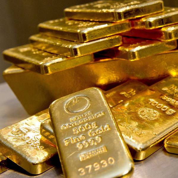 Goldbarren in unterschiedlicher Größe liegen bei einem Goldhändler in einem Tresor.