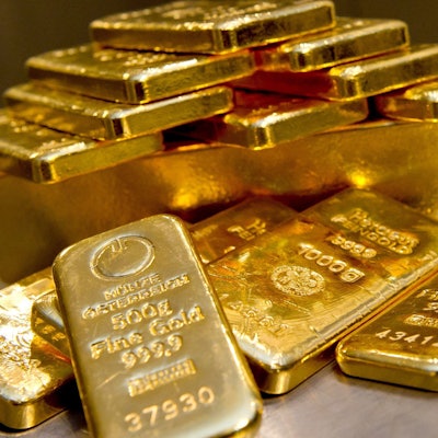 Goldbarren in unterschiedlicher Größe liegen bei einem Goldhändler in einem Tresor.