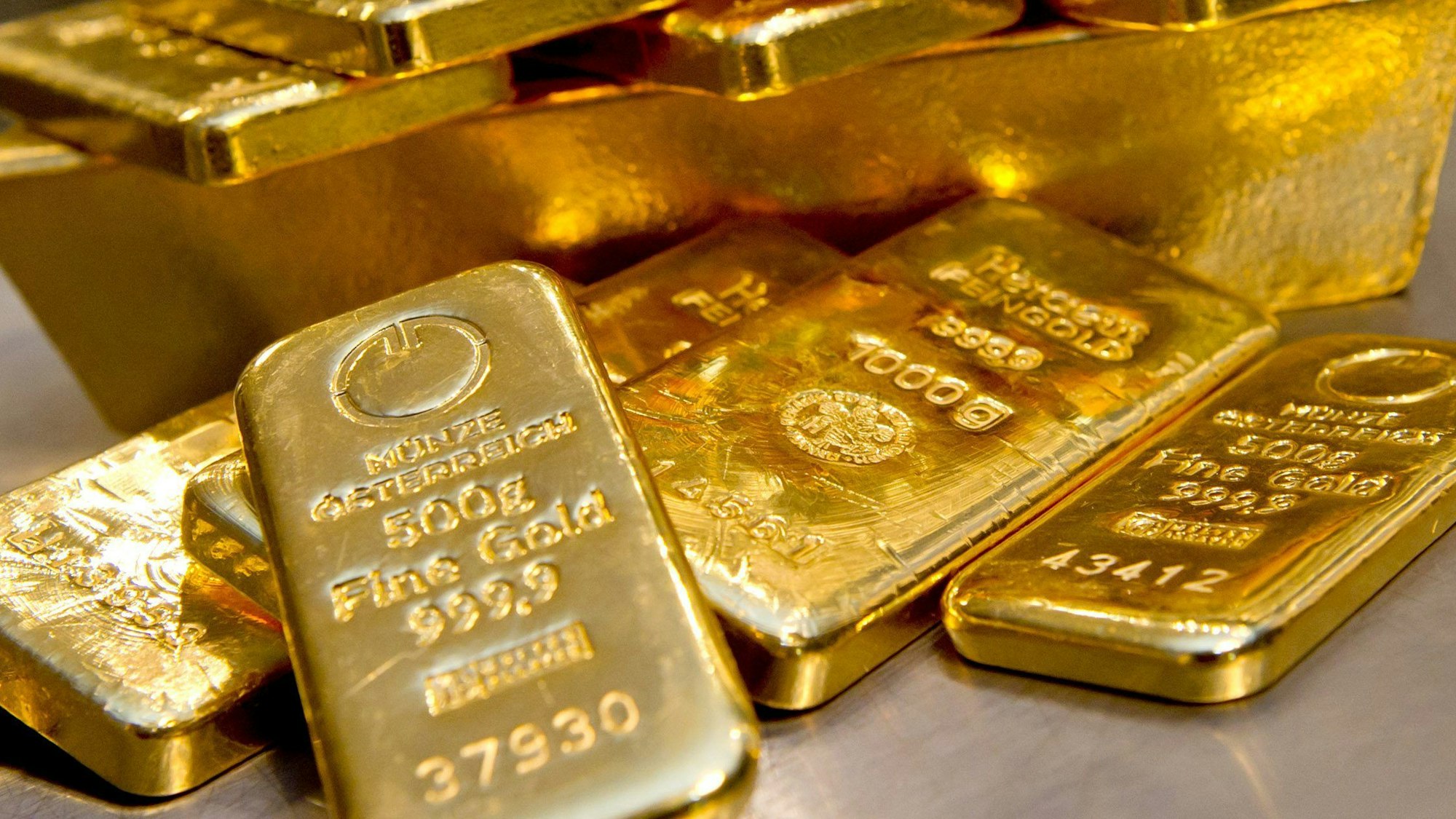 Goldbarren in unterschiedlicher Größe liegen bei einem Goldhändler in einem Tresor.