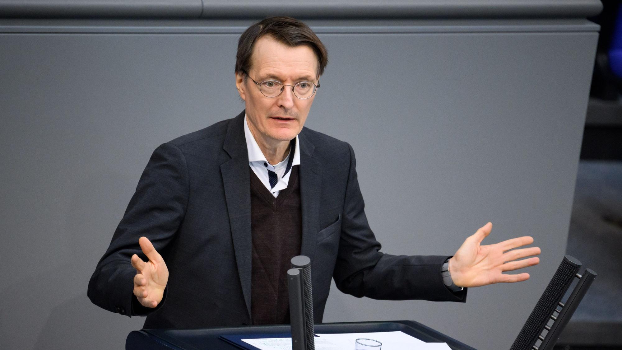Bundesgesundheitsminister Karl Lauterbach gestikuliert am Rednerpult des Deuschen Bundestag.