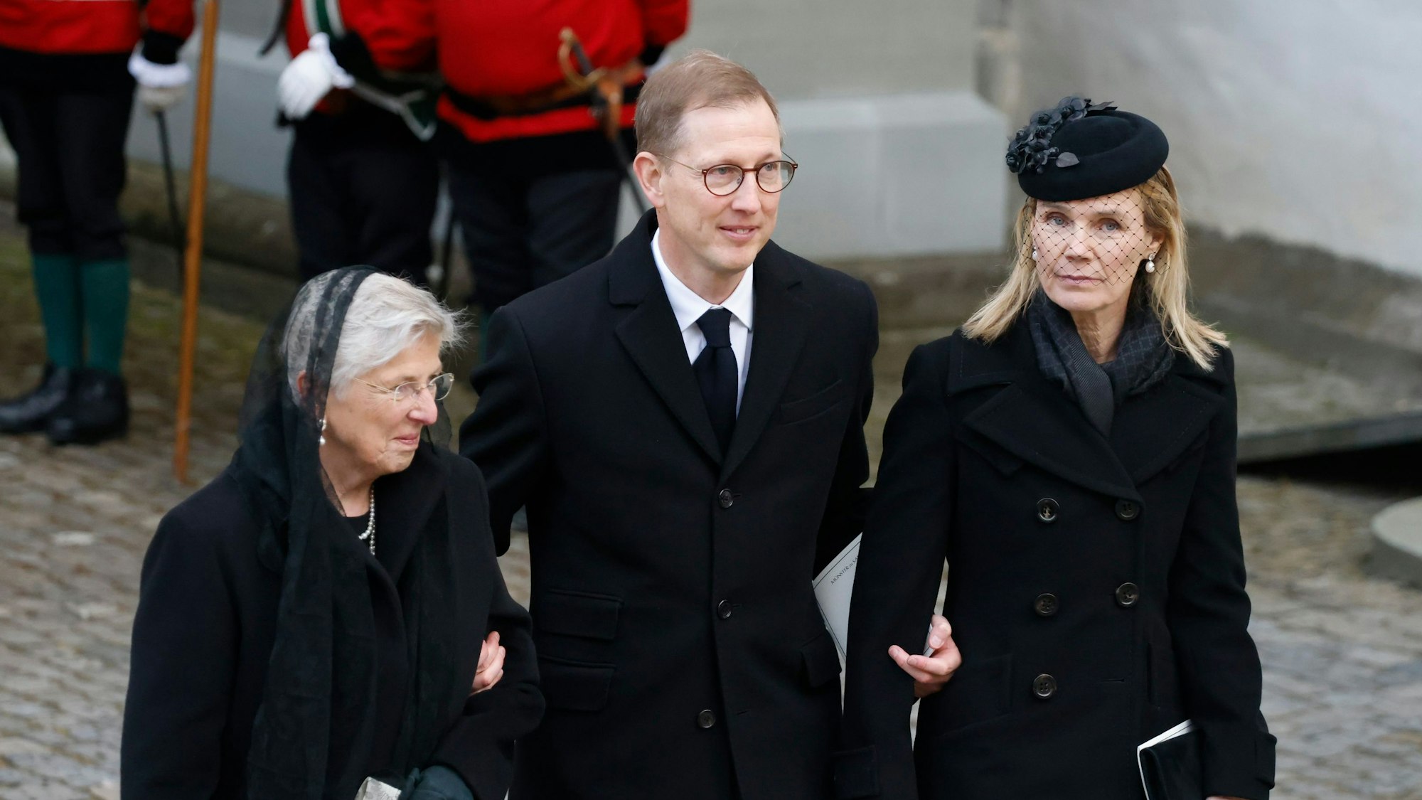Bernhard Markgraf von Baden, Chef des Hauses Baden, verlässt mit seiner Ehefrau Prinzessin Stephanie und seiner Mutter Valerie Markgräfin von Baden (geborene Erzherzogin von Österreich) den Münster nach der Trauerfeier für den Max Markgraf von Baden.