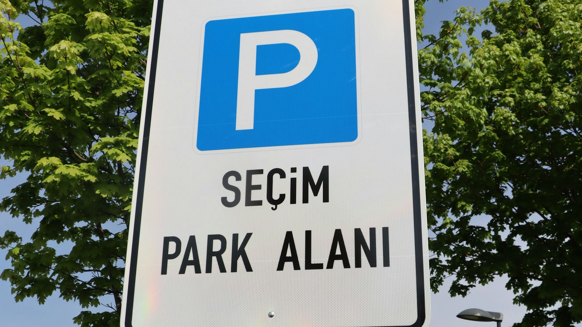 Foto von einem Verkehrsschild in türkischer Sprache.