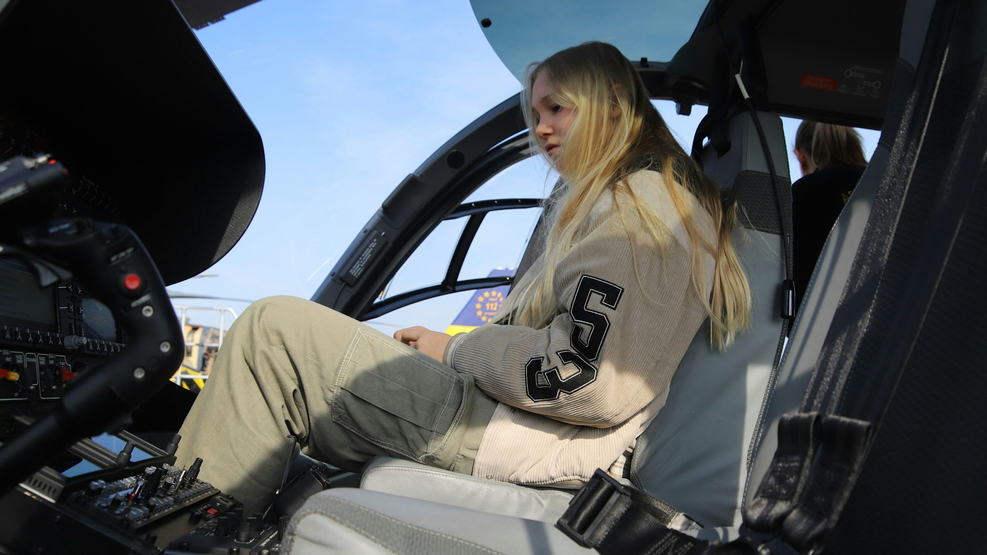 Eine Schülerin bei der ADAC Luftrettung