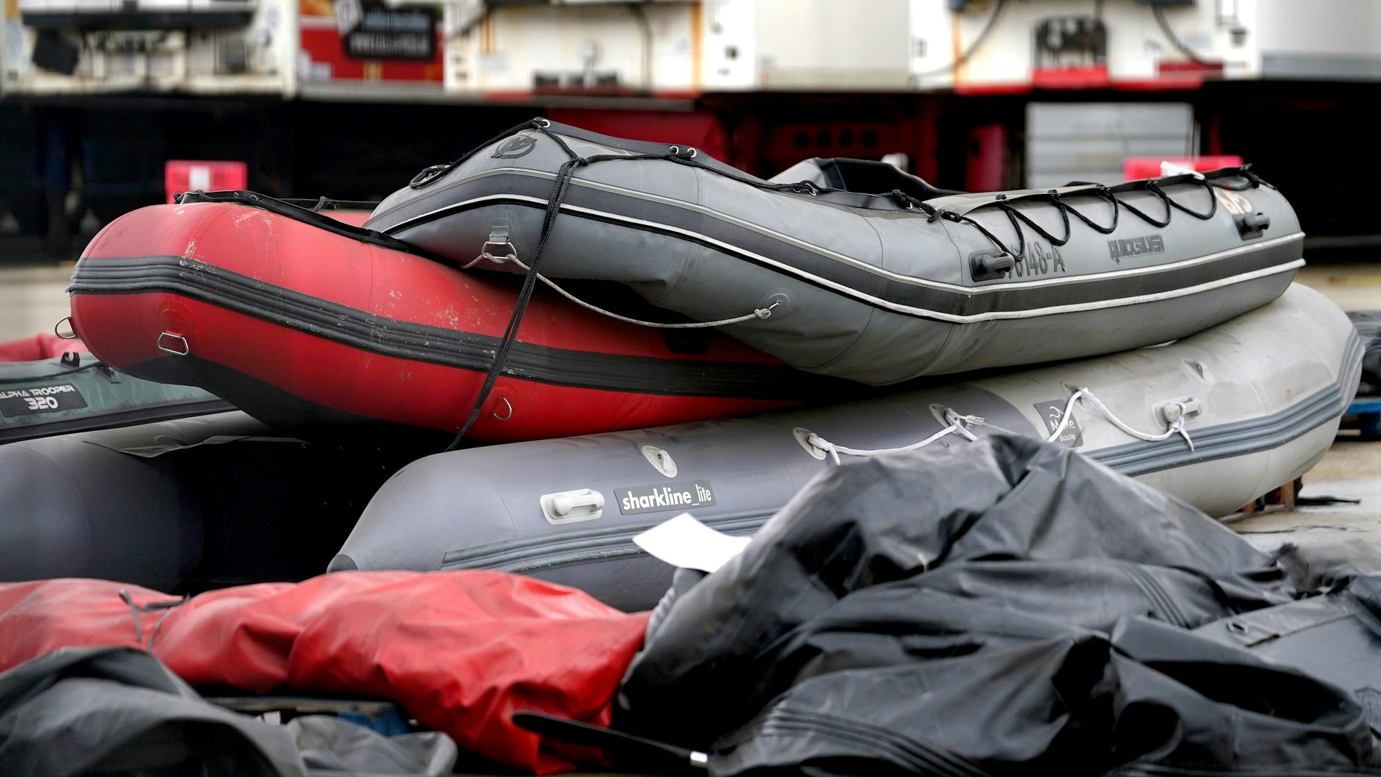 Kleine Boote, die vermutlich von Migranten bei der Überquerung des Ärmelkanals benutzt wurden, liegen im Hafen von Dover. (Archivbild)