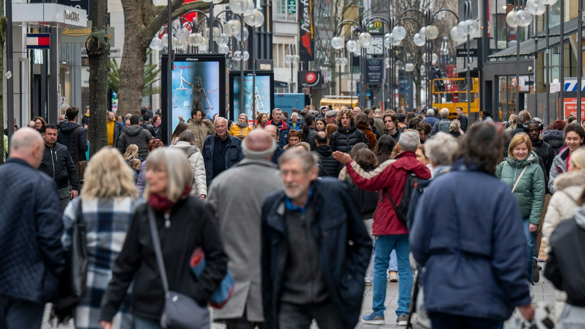 Menschen flanieren auf der Kölner Schildergasse.