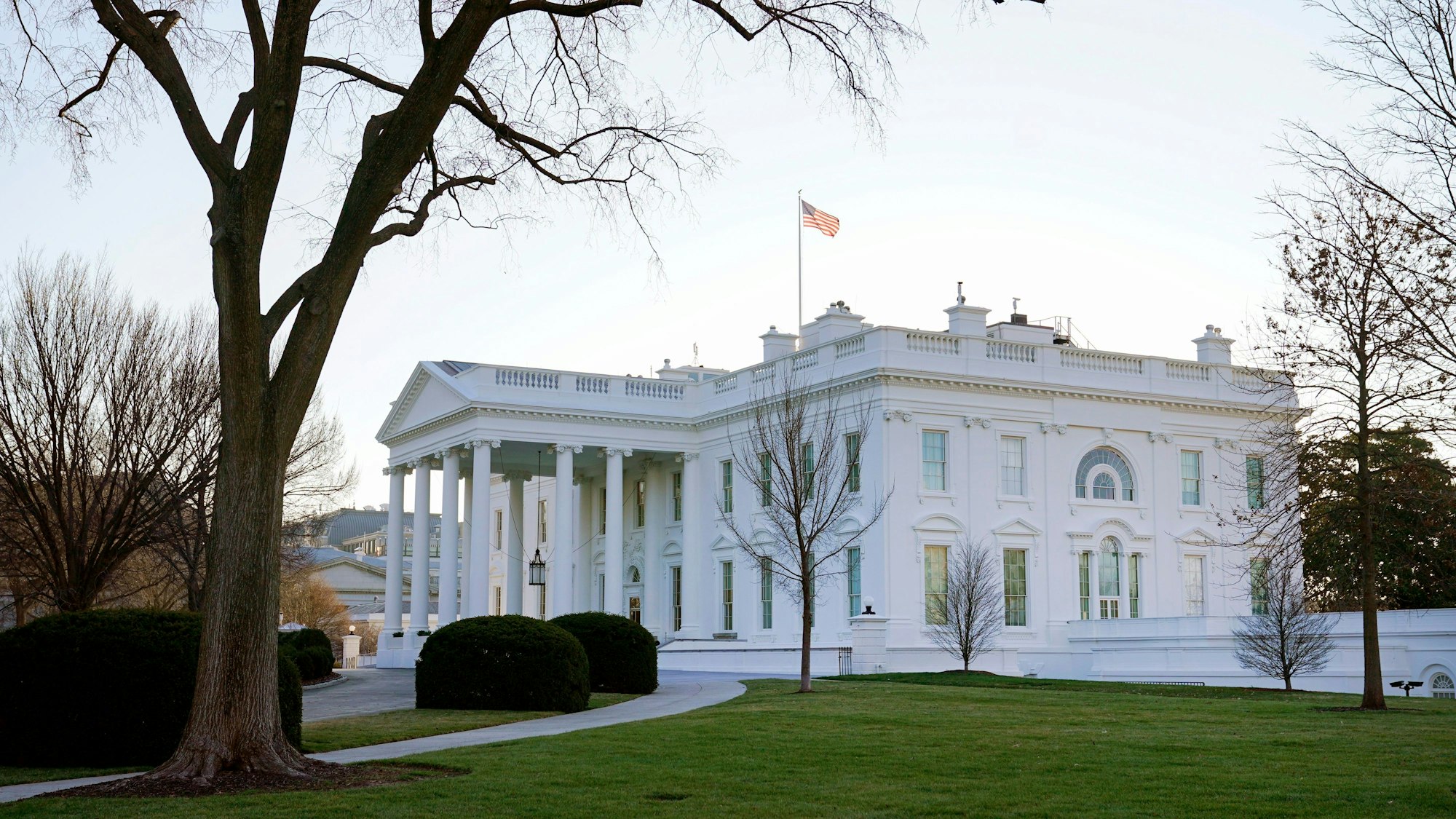 Eine Flagge der Vereinigten Staaten weht auf dem Dach des Weißen Hauses.