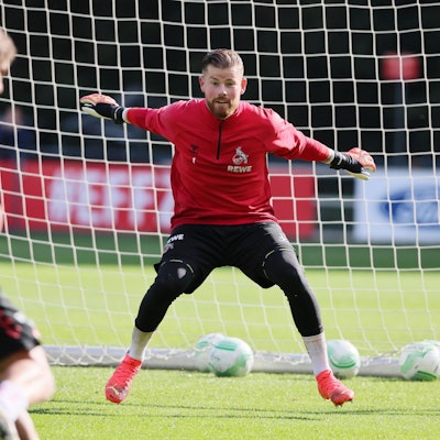 Timo Horn war insgesamt 21 Jahre lang beim 1. FC Köln. In diesem Sommer endet seine Zeit am Geißbockheim. Das Foto zeigt den Keeper auf dem Trainingsplatz in Erwartung eines Schusses.