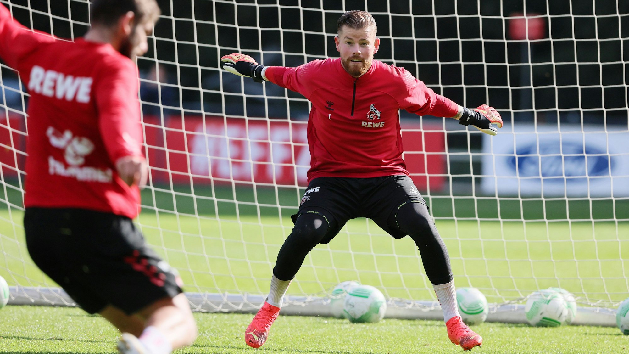 Timo Horn war insgesamt 21 Jahre lang beim 1. FC Köln. In diesem Sommer endet seine Zeit am Geißbockheim. Das Foto zeigt den Keeper auf dem Trainingsplatz in Erwartung eines Schusses.