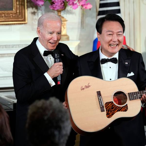 US-Präsident Joe Biden (l) überrascht Yoon Suk Yeol, Präsident von Südkorea, nach dem Staatsdinner mit einer von Don McLean signierten Gitarre im East Room des Weißen Hauses in Washington. American Pie von McLean ist einer der Lieblingssongs von Yoon.