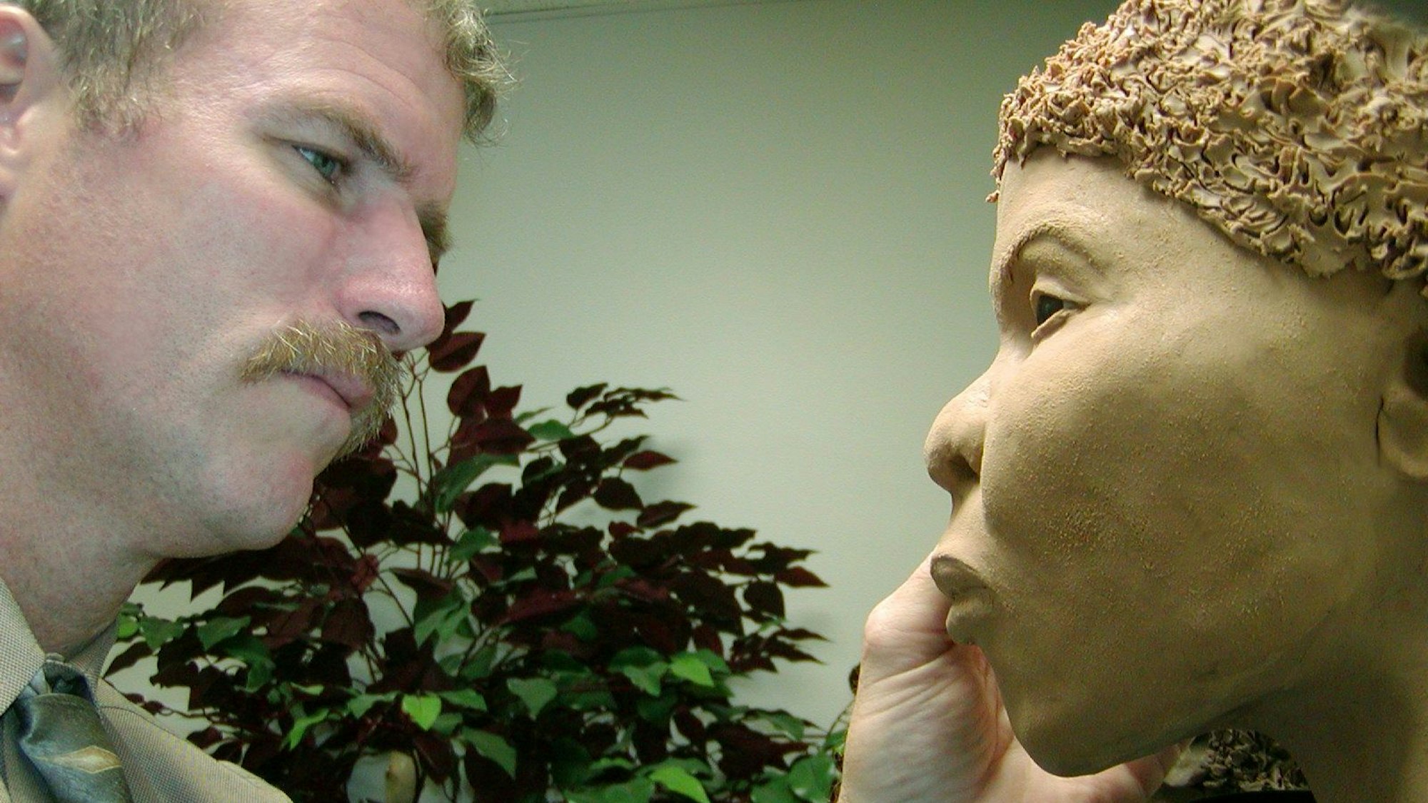 Wesley Neville, Spezialist für Gesichtsrekonstruktionen in den USA, bildet den Kopf der Frauenleiche aus dem Worringer Bruch nach.