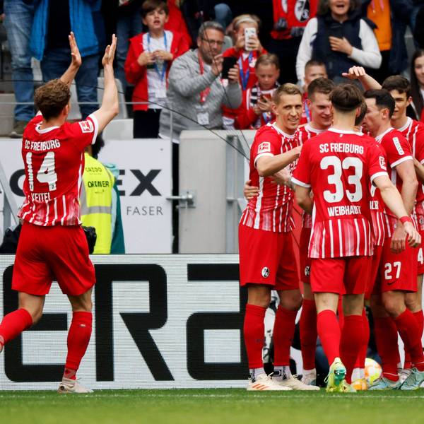 Die Freiburger Mannschaft jubelt im Spiel gegen Schalke.