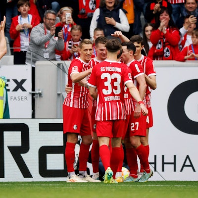 Die Freiburger Mannschaft jubelt im Spiel gegen Schalke.