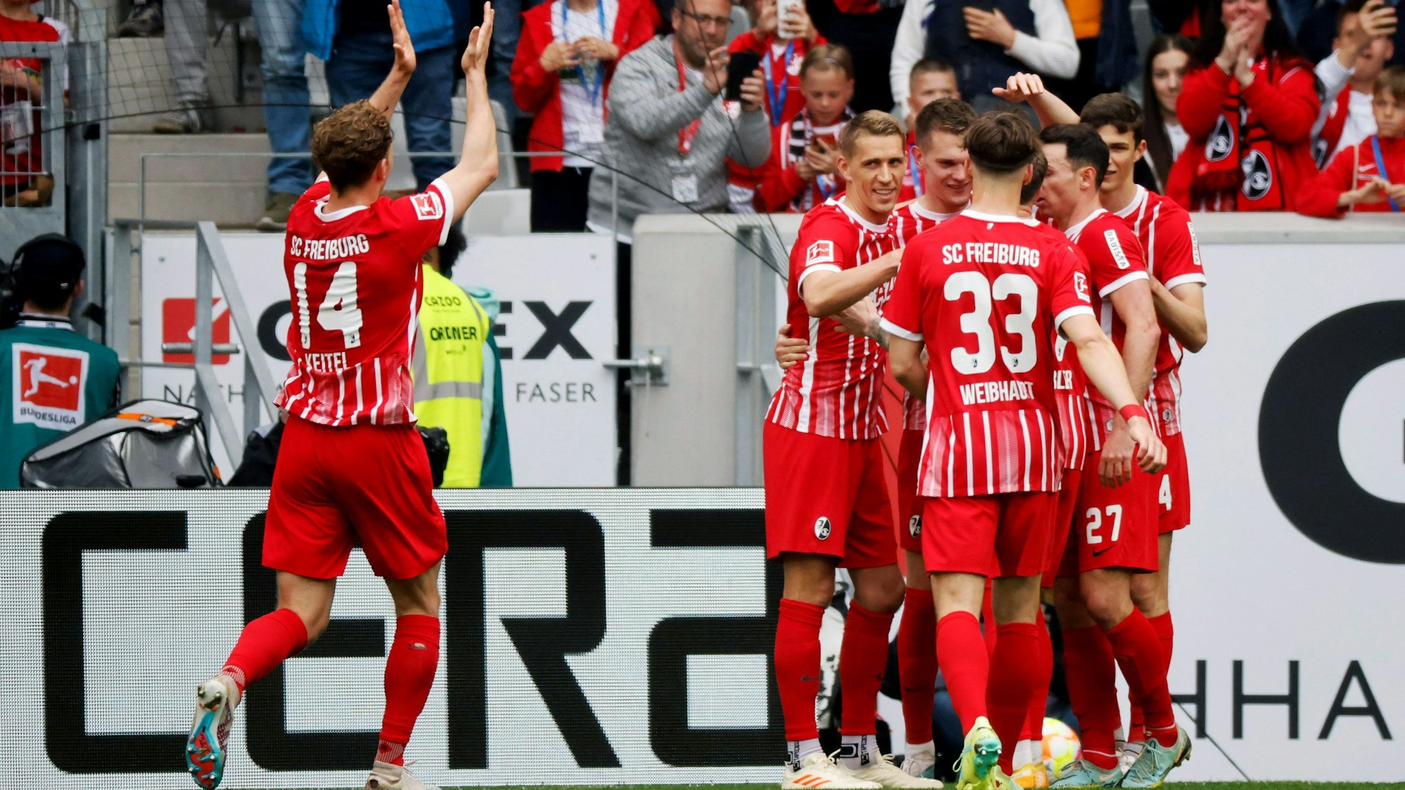 Die Freiburger Mannschaft jubelt im Spiel gegen Schalke.