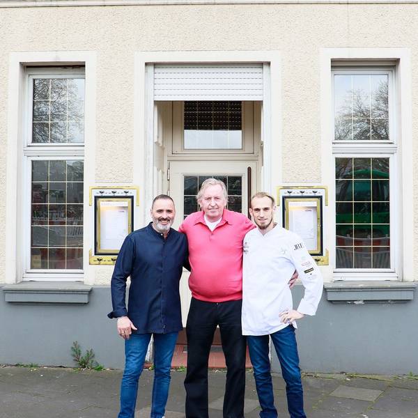 Luis Dias, Klaus Höhn und Cyril Becker stehen vor dem Restaurant Höhn.