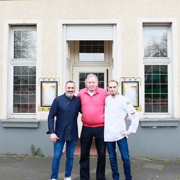 Luis Dias, Klaus Höhn und Cyril Becker stehen vor dem Restaurant Höhn.