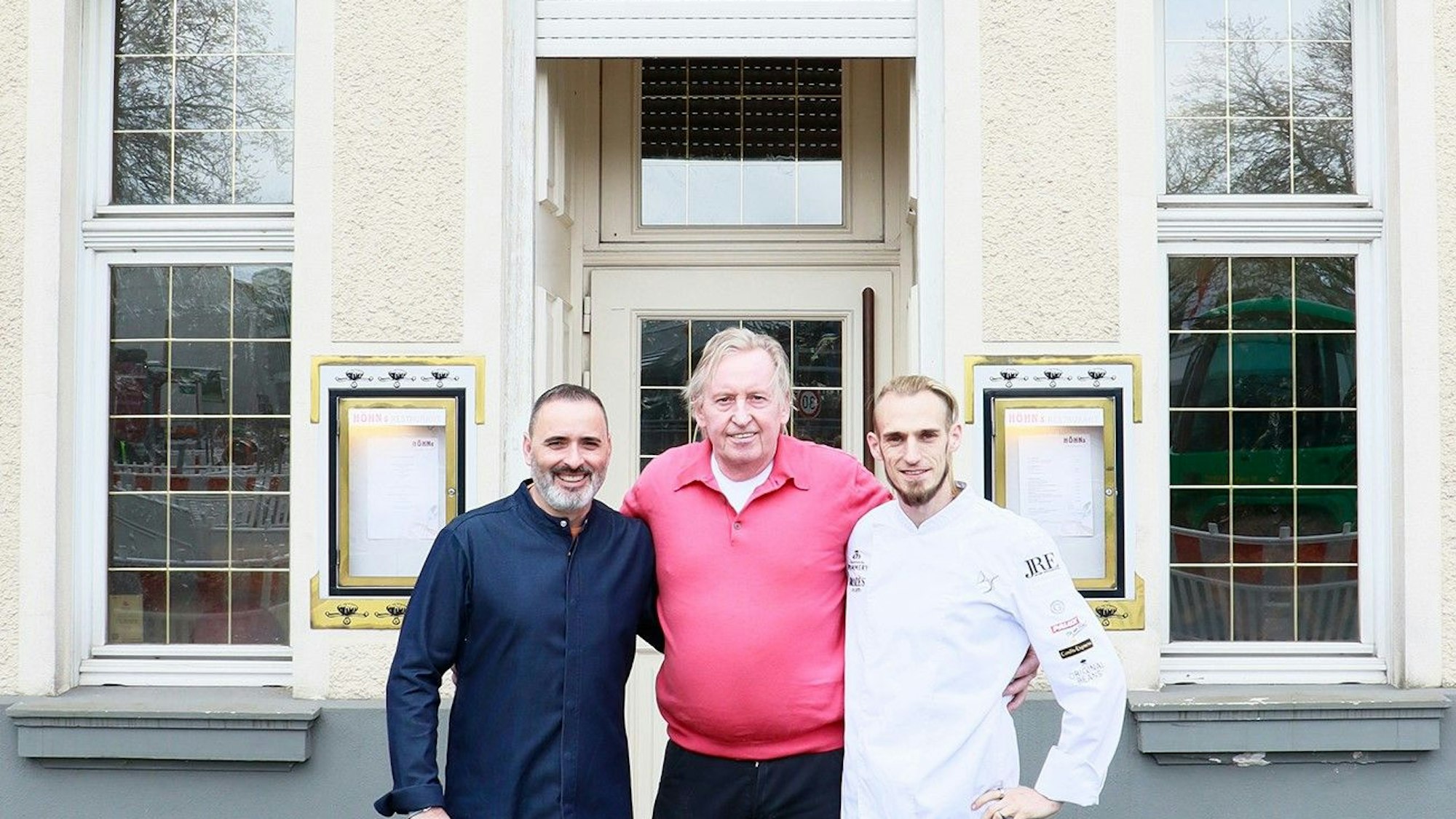 Luis Dias, Klaus Höhn und Cyril Becker stehen vor dem Restaurant Höhn.
