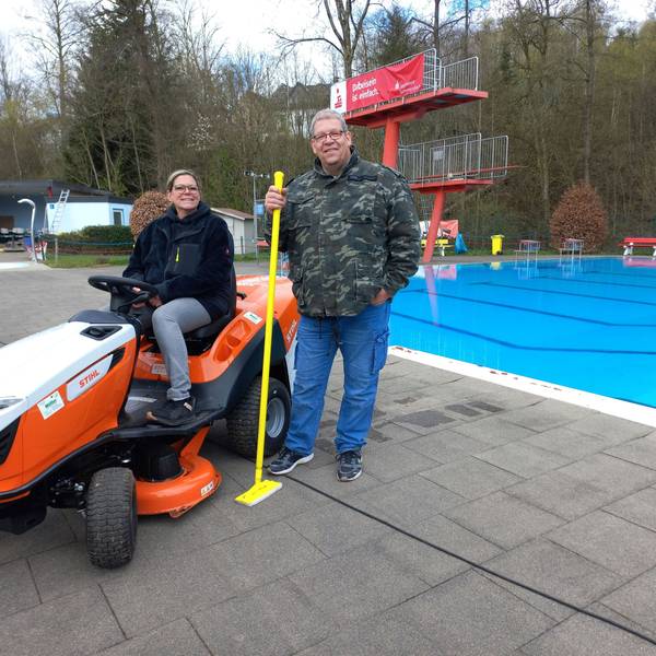 Schwimmmeisterin Alexandra Vennteicher und Fördervereins-Chef Stephan Büser am großen Becken.