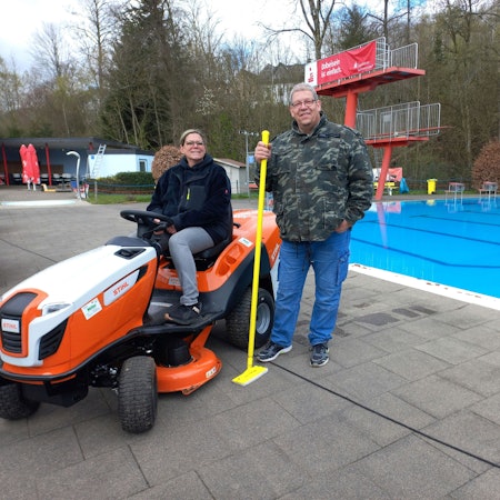 Schwimmmeisterin Alexandra Vennteicher und Fördervereins-Chef Stephan Büser am großen Becken.