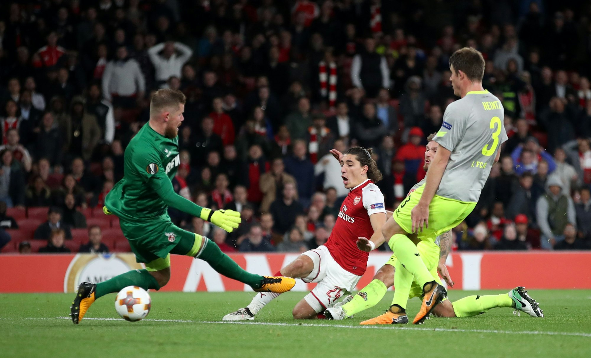 Kölns Torhüter Timo Horn pariert einen Schuss von Arsenals Hector Bellerin, FC-Teamkollege Dominique Heintz schaut zu.