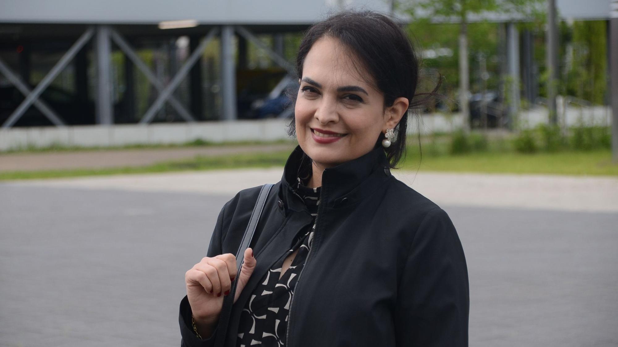 Fatemeh Ranjbar Taklimie lächelt in die Kamera.