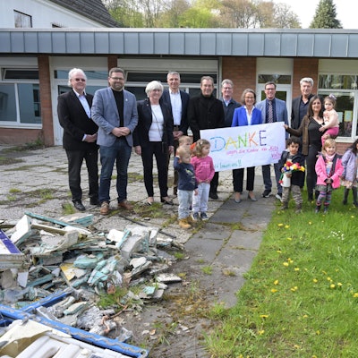 Heimatministerin Ina Scharrenbach übergibt
den Förderbescheid vor der zerstörten Kita