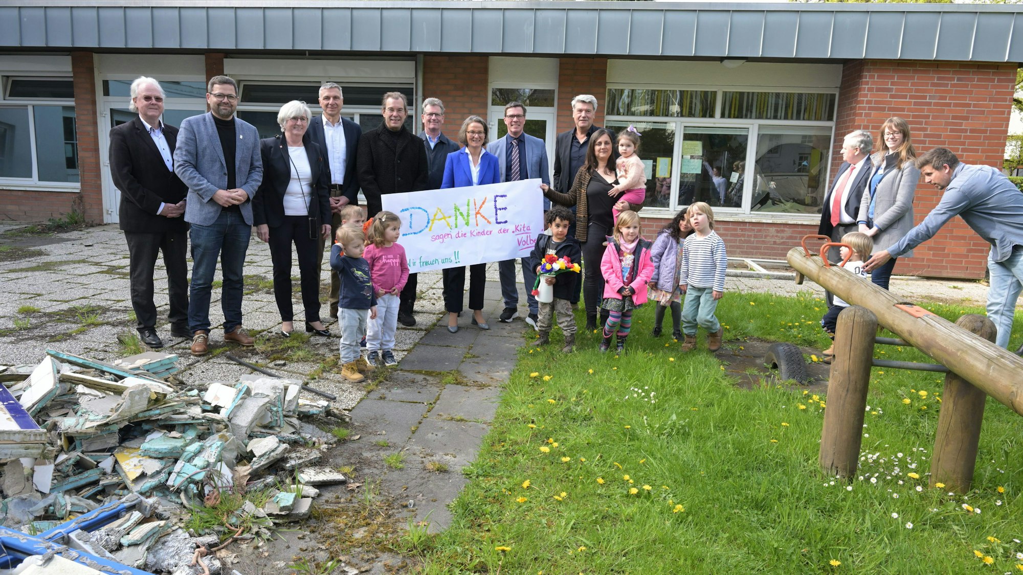 Heimatministerin Ina Scharrenbach übergibt
den Förderbescheid vor der zerstörten Kita