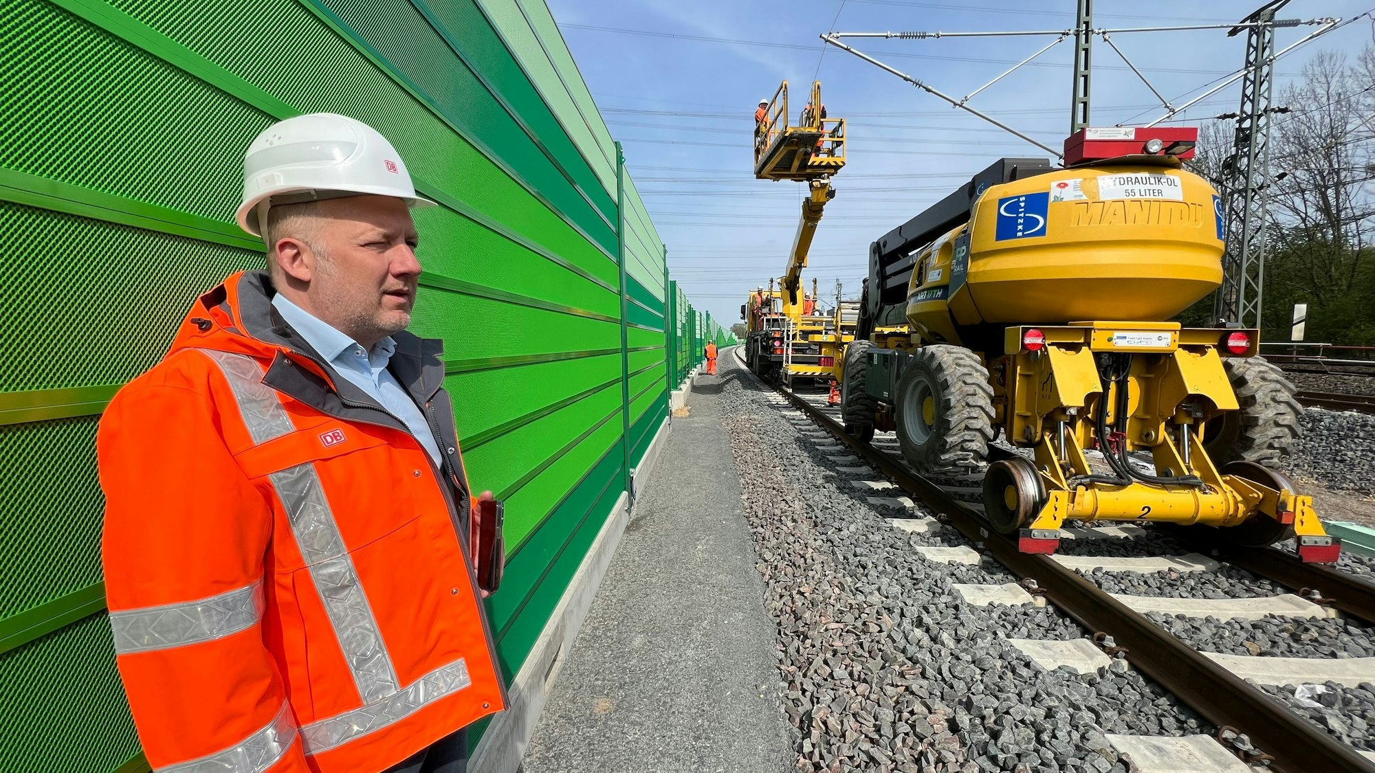 RRX-Baustelle: Projektleiter Michael Kolle besichtigt den Oberleitungsbau im Abschnitt Leverkusen/Langenfeld