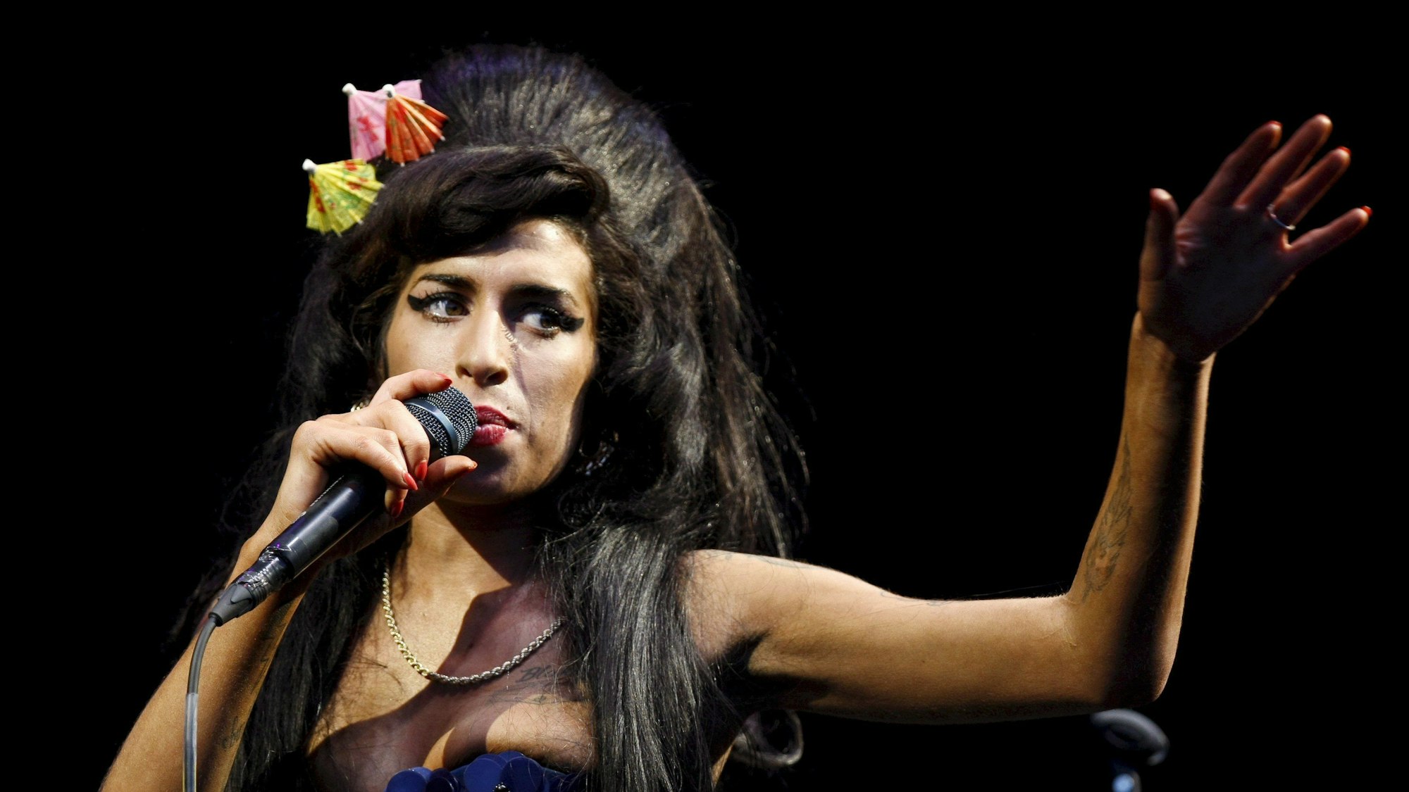 Archivbild der verstorbenen Sängerin Amy Winehouse während eines Auftritts bei dem Glastonbury-Festival.