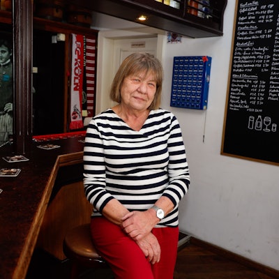 Uschi Winter sitzt an der Theke.