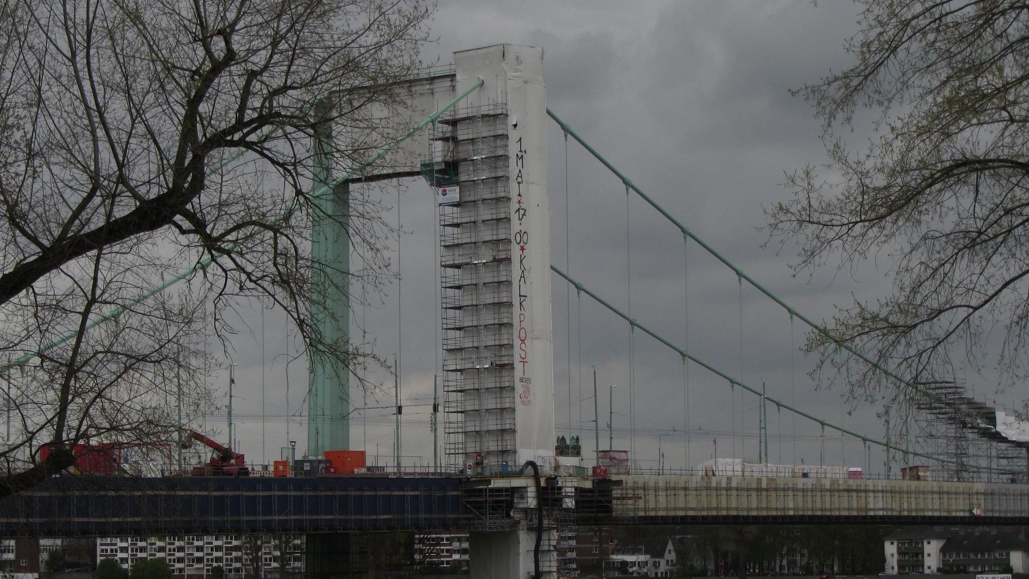 Ankündigung der Demonstration auf der Mülheimer Brücke.