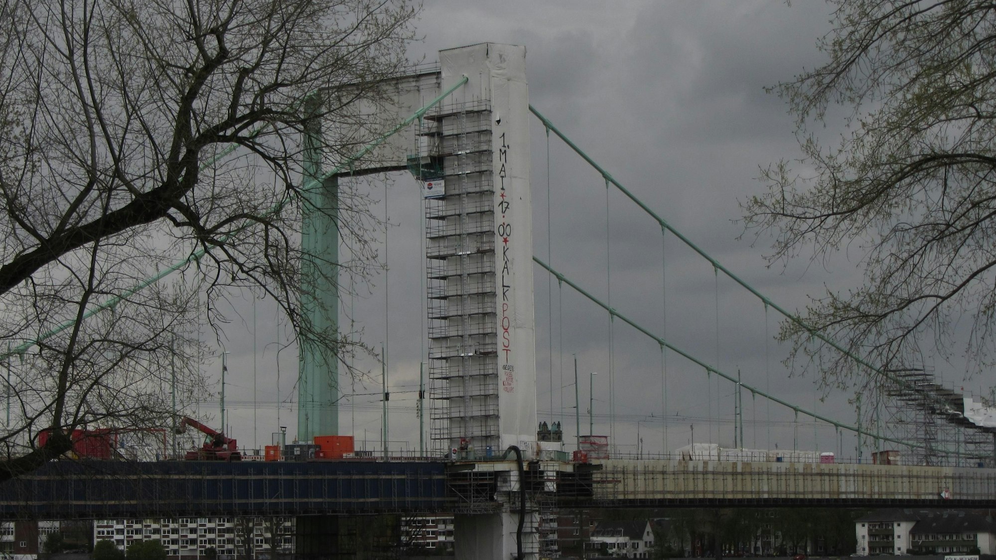 Ankündigung der Demonstration auf der Mülheimer Brücke.