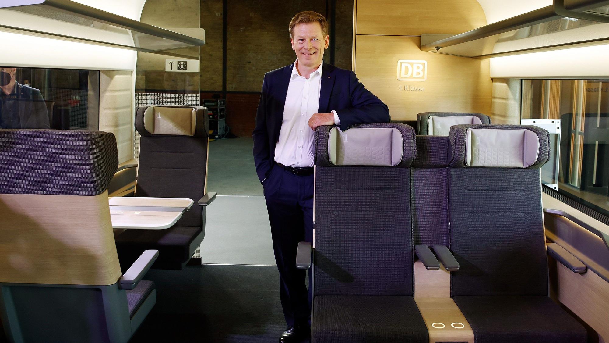 18.05.2022, Berlin: Richard Lutz, Vorstandsvorsitzender der Deutschen Bahn, steht bei der Präsentation des neuen Designs im ICE in ein Modell. Die neue Ausstattung soll von Ende 2023 an auf die Schiene kommen. Überarbeitet wurden an den Sitzen Polsterung, Bezüge und Verstellbarkeit. Helles Eichenfurnier und warmes Licht sollen die Züge wohnlicher machen. Foto: Carsten Koall/dpa +++ dpa-Bildfunk +++
